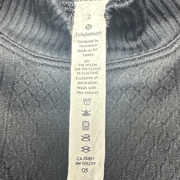 Lululemon stretchy textured top, long sleeve, mockneck, black, size 2 - Picture 4 of 8